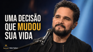 Luciano Camargo durante entrevista sobre sua conversão e sua trajetória na música cristã