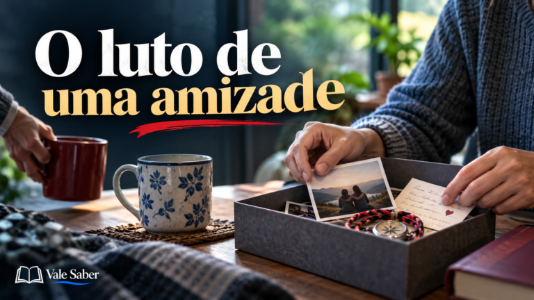 Pessoa guardando fotografias antigas quando uma amizade acaba